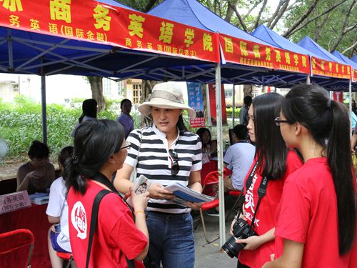 家长接收我院学生采访
